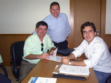 Deputado Vincius Camarinha, recebeu na ltima semana o prefeito de Oriente Toninho Moris, o vice-prefeito Rubens Vieira e o vereador Srgio Mattar (Salgadinho) <a style='float:right;color:#ccc' href='https://www3.al.sp.gov.br/repositorio/noticia/03-2008/CAMARINHA ORIENTE.jpg' target=_blank><i class='bi bi-zoom-in'></i> Clique para ver a imagem </a>